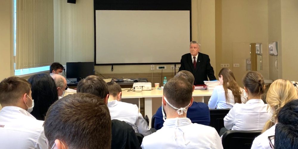 Связь поколений: встреча известного нейроморфолога с ординаторами