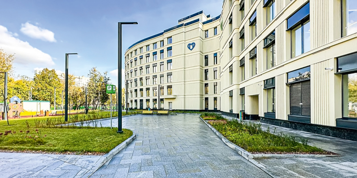 Деревья возле поликлиник