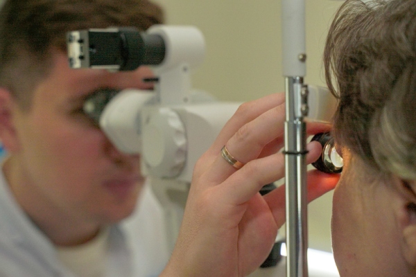 Инъекция, возвращающая зрение  при гипотонии глаза  (Великобритания)