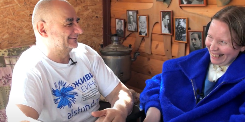 Живи сейчас – помогай другим