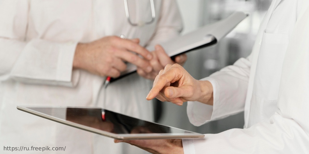 Образ специалиста в области акушерства в социальных медиа и онлайн-СМИ