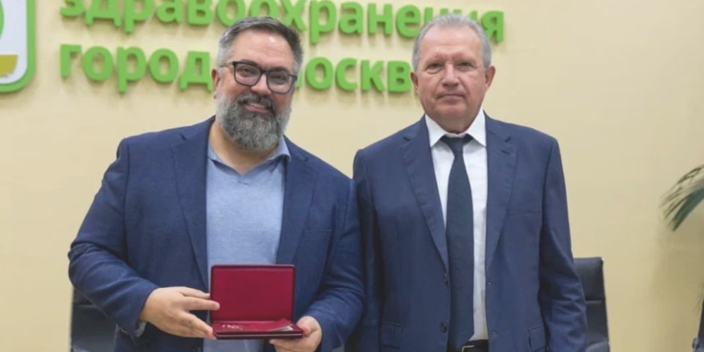 Заведующий оргметодотделом по анестезиологии и реаниматологии награжден медалью Луки Крымского