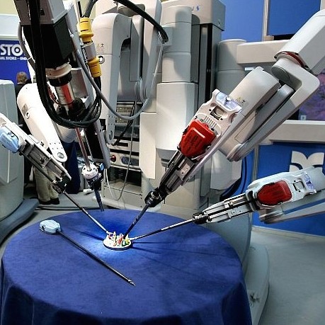 Московские хирурги начали оперировать с помощью роботов «Да Винчи»