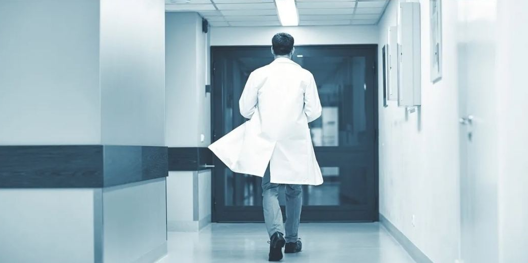Причины ухода из медицинской профессии: цифры и факты