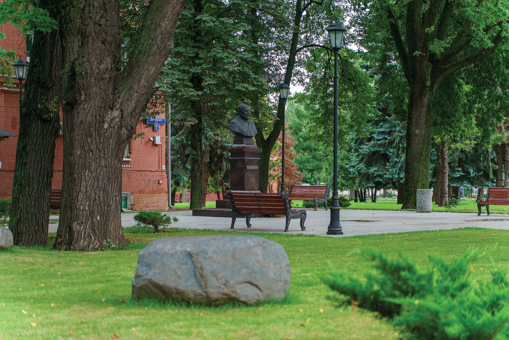 На территории Алексеевской больницы.jpg