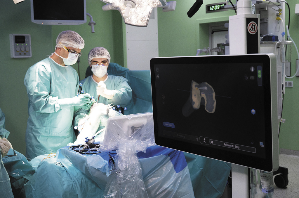 В руках у хирурга роботизированная рукоятка