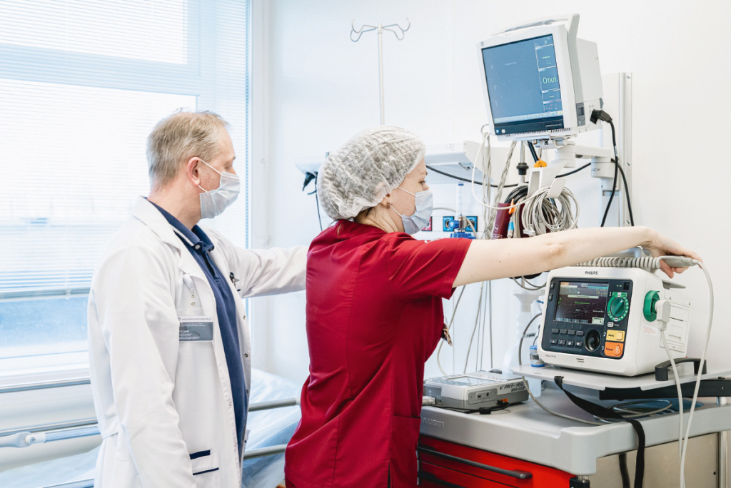 Медсестра с врачом 2.jpg